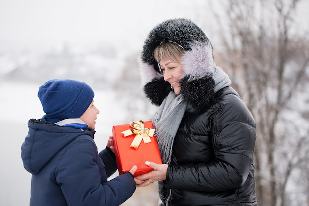 Zoon feliciteert moeder en geeft haar een geschenk