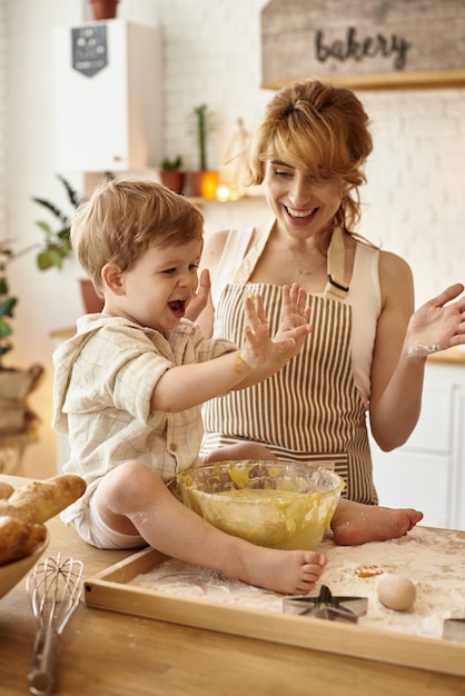 Zoon helpt moeder in de keuken