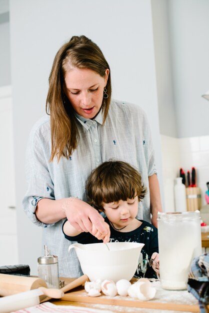 Zoon helpt moeder koken in de keuken