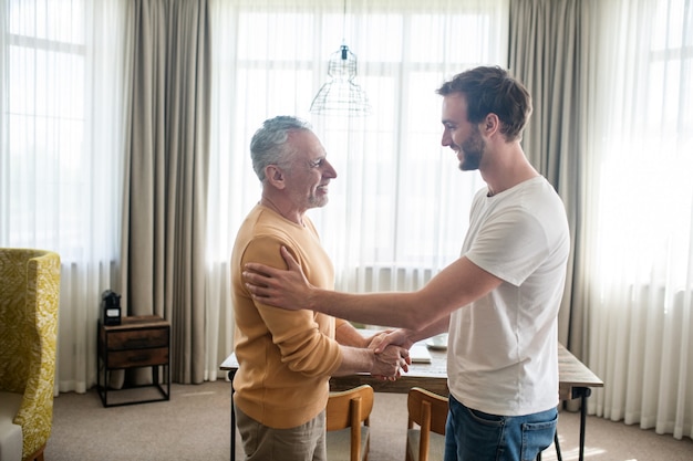 Zoon op bezoek bij zijn vader, beiden zien er gelukkig uit