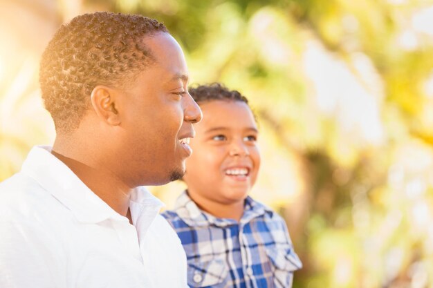 Zoon van gemengd ras en Afro-Amerikaanse vader spelen samen buiten