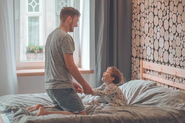 Zoontje spelen met vader op de Bank. Gelukkig liefdevolle familie