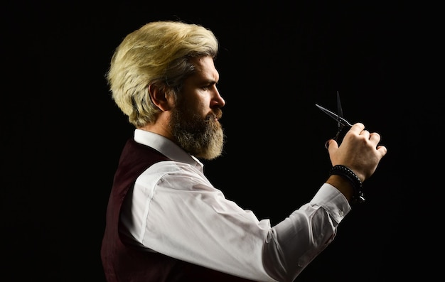 Zorg dat je er het hele jaar verzorgd uitziet Hipster Barber Vintage stijl man met baard en snor Barbershop Oudere man met geverfd haar Vintage barbershop Kappersgereedschap Barbershop services