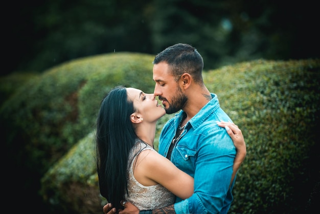 Zorg en genegenheid uiten Samen genieten van een fijn weekend Romantisch en liefde Tederheid en intimiteit Romantisch paar dat verliefd naar elkaar kijkt