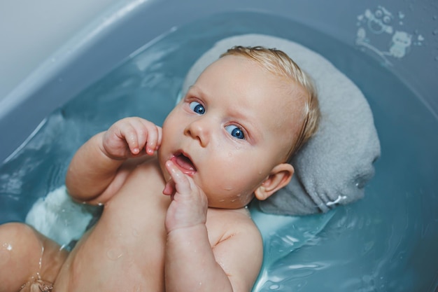 Zorg voor een pasgeboren baby baden van de baby Baden van een baby in een badkuip Baby's eerste baden