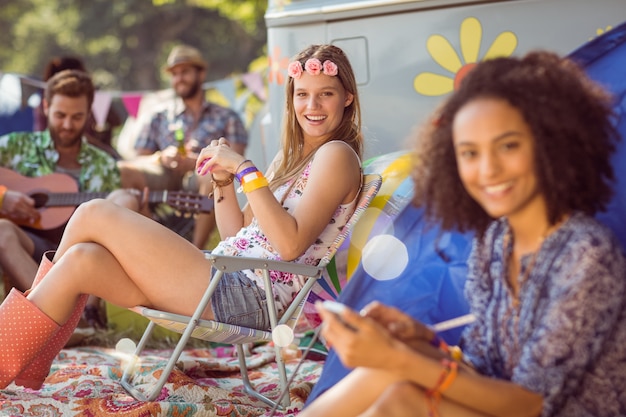 Foto zorgeloos hipster ontspannen op de camping