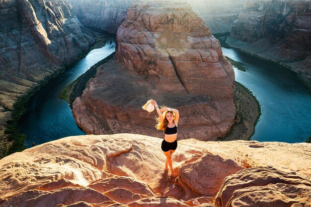 Zorgeloos meisje op Grand Canyon Jonge vrouw genieten van uitzicht op Horseshoe bend Reizen Lifestyle succes motivatie concept