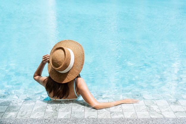 Zorgeloos vrouw ontspannen in het zwembad. zomer- en vakantieconcept. achteraanzicht, close-up