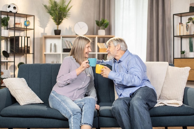 Zorgeloze gepensioneerden genieten van koffie en praten thuis