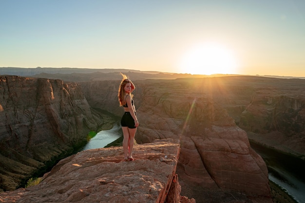 Zorgeloze vrouw op Grand canyon Vrouw geniet van uitzicht op Horseshoe bend Reizen Lifestyle avontuur vaca