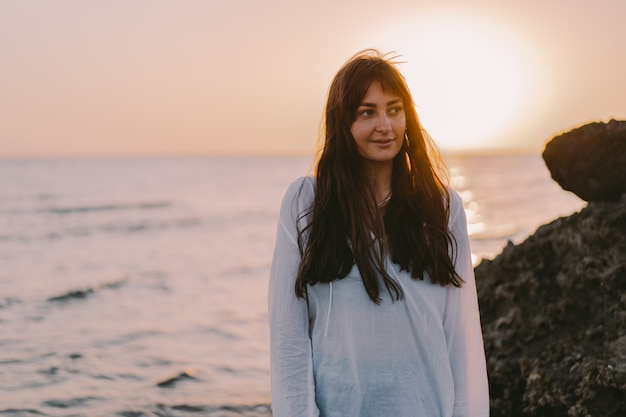 Zorgeloze vrouw op het strand