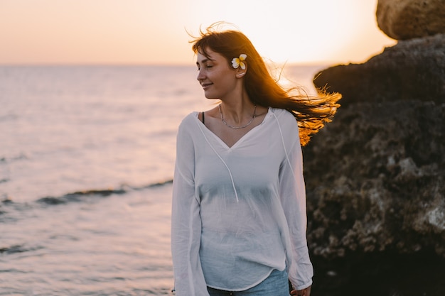 Zorgeloze vrouw op het strand