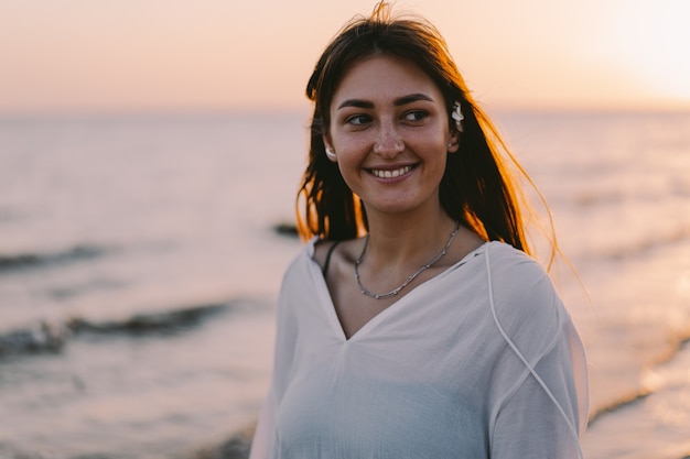 Zorgeloze vrouw op het strand