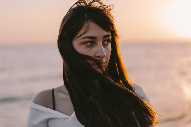 Zorgeloze vrouw op het strand