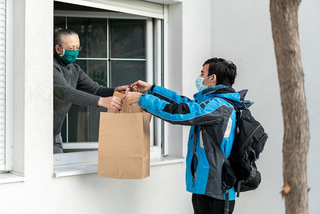 Zorgen voor ouderen tijdens een pandemie door ze te verstrekken