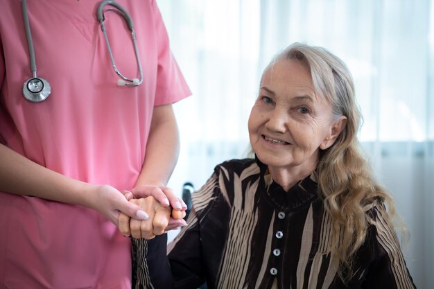 Foto zorgverlener voor een bejaarde vrouw wekelijkse controles in de residentie van de patiënten