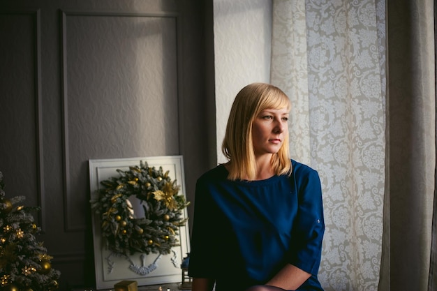 Zorgvuldige vrouw die thuis zit.