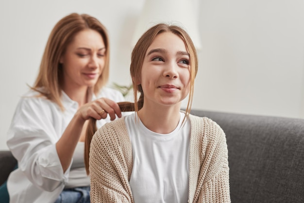 Zorgzame moeder maakt staartje voor dochter