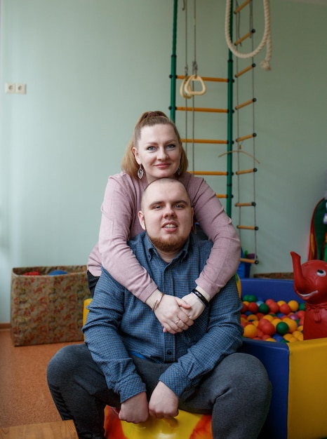 Zorgzame moeder omhelst een kind met de diagnose autisme in een revalidatiecentrum