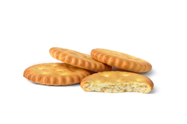 Zout crackers geïsoleerd op een witte achtergrond.