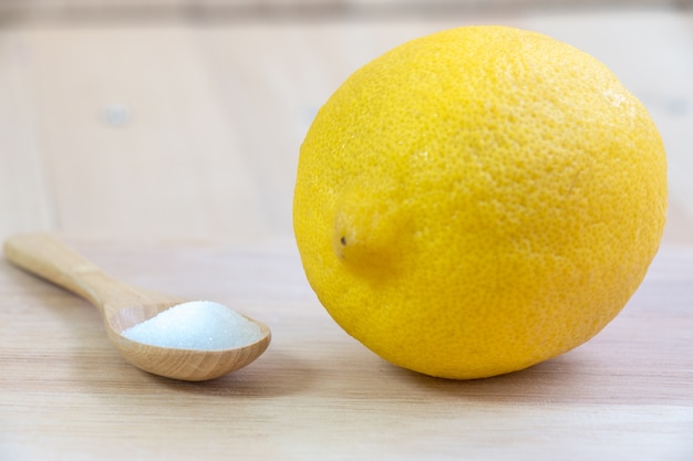 Zout en citroen op hakblok