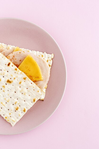 Zoute crackers met kip, kaas en paprika