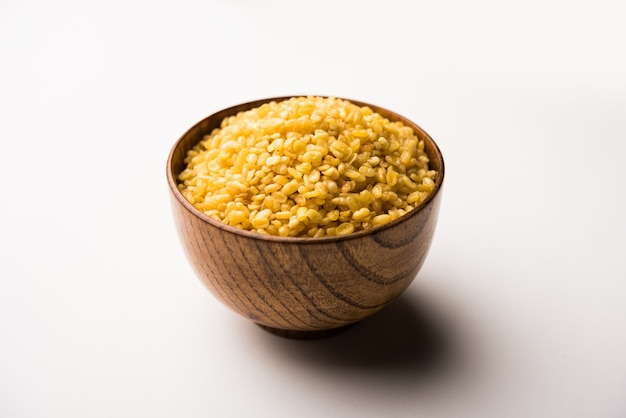 Zoute en gebakken Moong Dal of knapperige Mung Namkeen geserveerd in een kom, selectieve focus