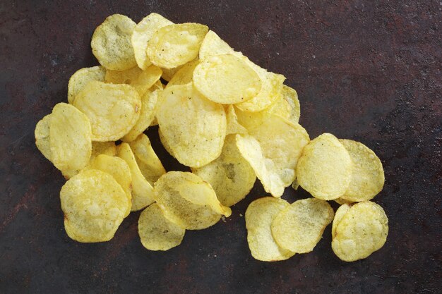 Zoute geribbelde aardappelchips op tafel