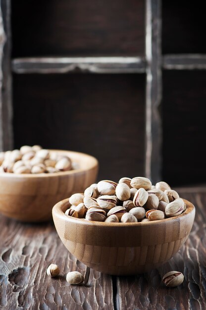 Zoute pistachenoten in de houten kom