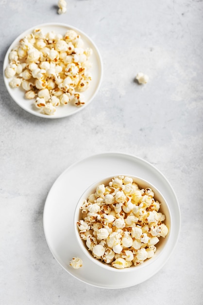 Zoute popcorn in de lichte kom