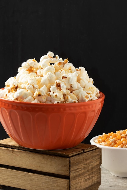 Zoute popcorn in een oranje kom