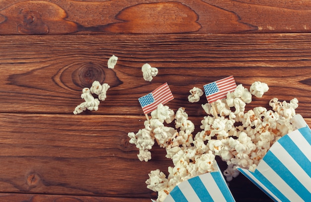 Zoute popcorn op de houten achtergrond