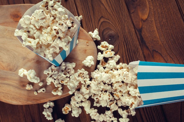 Zoute popcorn op de houten tafel