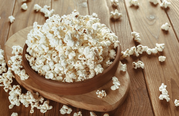 Zoute popcorn op de houten tafel