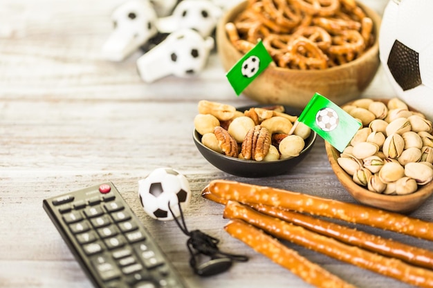 Zoute snacks en bier op tafel voor een voetbalfeest.