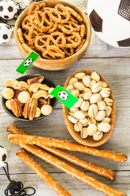 Zoute snacks en bier op tafel voor een voetbalfeest.