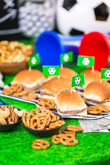 Zoute snacks en bier op tafel voor een voetbalfeest.