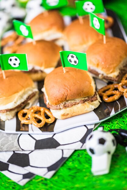 Zoute snacks en bier op tafel voor een voetbalfeest.