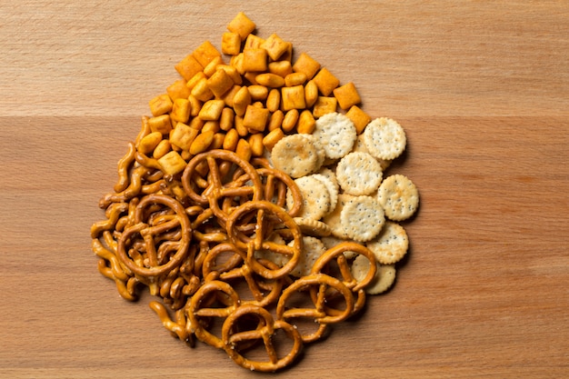 Zoute snacks. Pretzels, chips, crackers