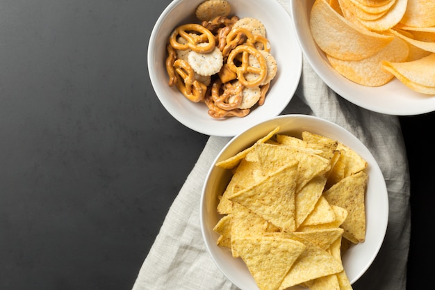 Zoute snacks. pretzels, chips, crackers