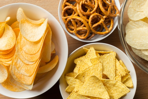 Zoute snacks. Pretzels, chips, crackers