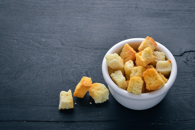 Zoute toast van brood Op een houten ondergrond Bovenaanzicht Vrije ruimte voor uw tekst