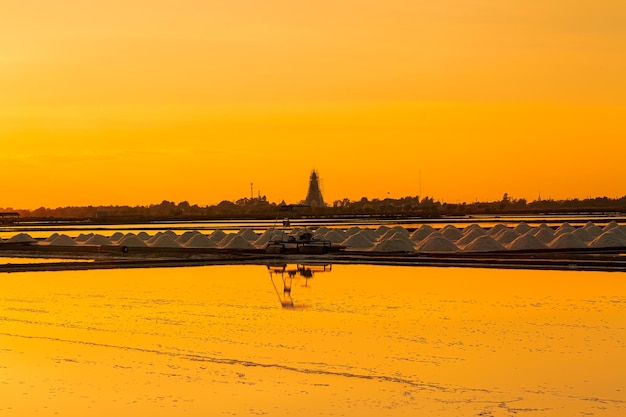 Zoutindustrie, zonsondergang op een roze zoutmeer, zonsondergang zoute landbouw (Naklua) aan de kust, Phetchaburi