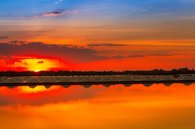 Zoutindustrie, zonsondergang op een roze zoutmeer, zonsondergang zoute landbouw (Naklua) aan de kust, Phetchaburi