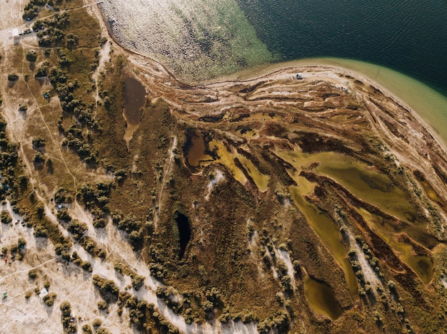 Zoutmeren op een eiland in de zee Luchtfoto van het eiland Dzharilgacho