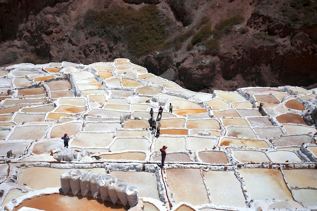 Zoutmijnen van Maras. De Salineras de Maras worden al meer dan 500 jaar ontgonnen door lokale gemeenschappen