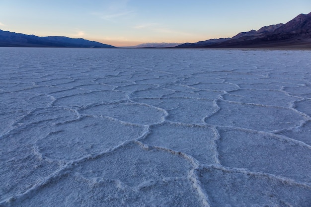 Zoutpan in het Badwater Basin Death Valley National Park