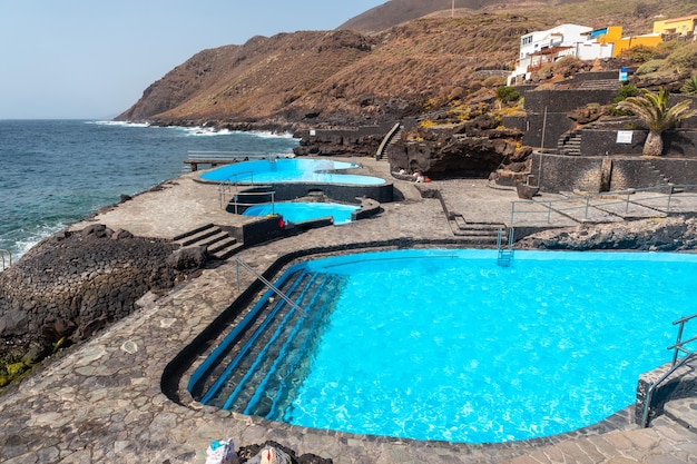 Zoutwaterzwembad van het dorp La Caleta aan zee op de Canarische Eilanden El Hierro