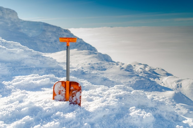 Ðžrange lawine schop in poeder verse sneeuw en plek voor het schrijven van tekst..