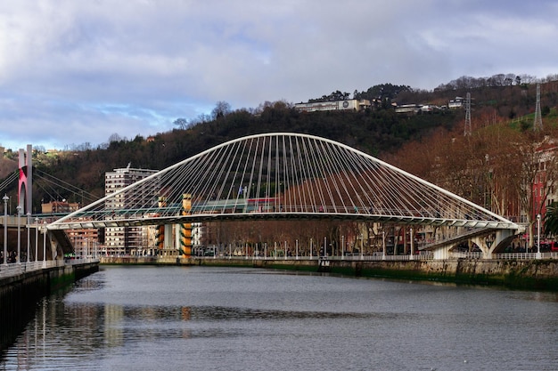 Zubizuri-brug overdag in Bilbao, Spanje